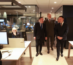 Don Felipe en las instalaciones de la planta Onnera Group en Oñati (Guipuzkoa)