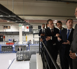 Don Felipe en el área de fabricación de la planta de Onnera Group