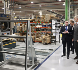 Su Majestad el Rey visitó la zona de fabricación de material industrial