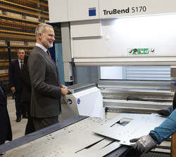 Don Felipe observando el proceso de troquelado de piezas