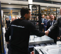 Don Felipe saludando a uno de los operarios del área de fabricación
