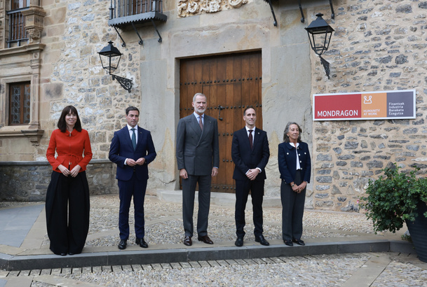 Don Felipe junto a las autoridades asistentes y el presidente de la Corporación Mondragon frente a la sede en Otalora