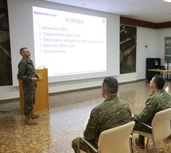 Su Majestad el Rey durante la presentación y exposición de las generalidades del ejercicio GRIFO