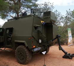 Su Majestad el Rey ante un vehículo equipado para la toma de muestra de agente químico de guerra