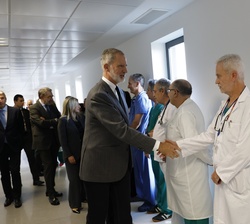 Don Felipe y Doña Letizia con el personal sanitario