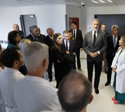 Don Felipe y Doña Letizia reciben información sobre la situación de los afectados por el accidente