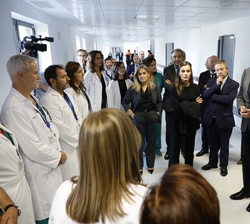 Los Reyes conversan con los profesionales sanitarios que atienden a los heridos