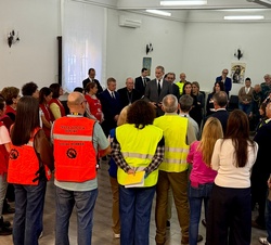Los Reyes conversan con los profesionales y voluntarios que trabajan con los heridos