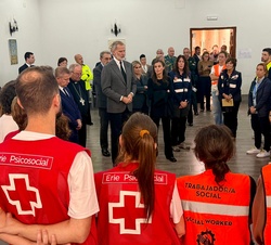 El Rey, junto a la Reina, durante el encuentro con los profesionales que participan en la atención a los heridos