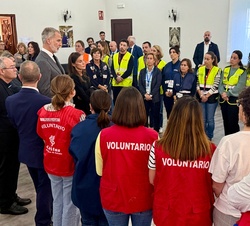 Don Felipe y Doña Letizia con los voluntarios