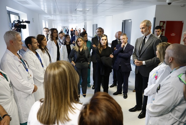 Los Reyes conversan con los profesionales sanitarios que atienden a los heridos