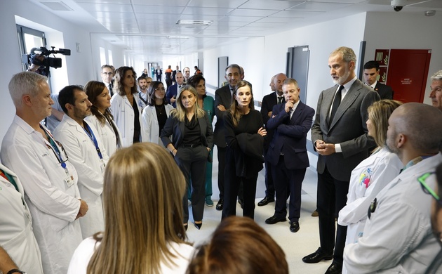 Los Reyes conversan con los profesionales sanitarios que atienden a los heridos