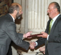 El Rey entrega su distinción a José Domínguez Abascal