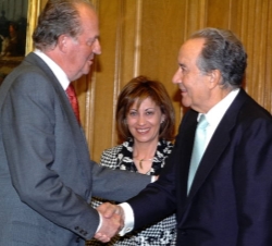 Don Juan Carlos saluda al presidente de Fertiberia, en presencia de la ministra