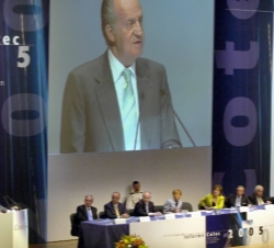 Don Juan Carlos en el momento de pronunciar su discurso