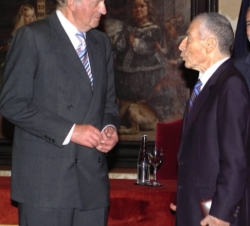 Don Juan Carlos junto al premiado