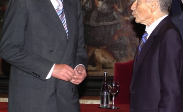 Don Juan Carlos junto al premiado