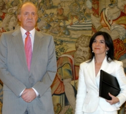 Don Juan Carlos junto a doña Izaskun Bilbao