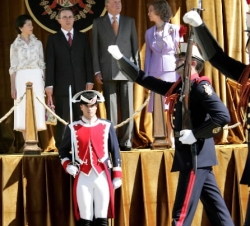 Los Reyes y el presidente de colombia durante el desfile