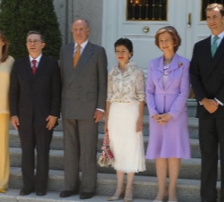 Los Reyes y los Príncipes con el presidente de Colombia y señora