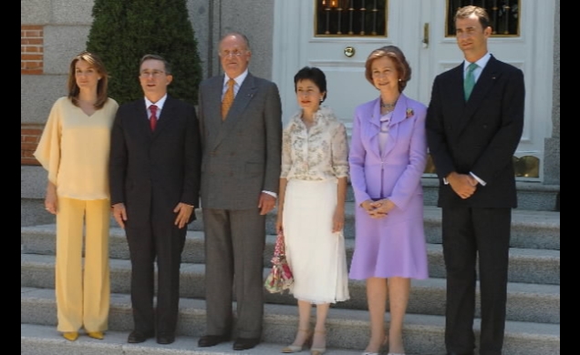 Los Reyes y los Príncipes con el presidente de Colombia y señora