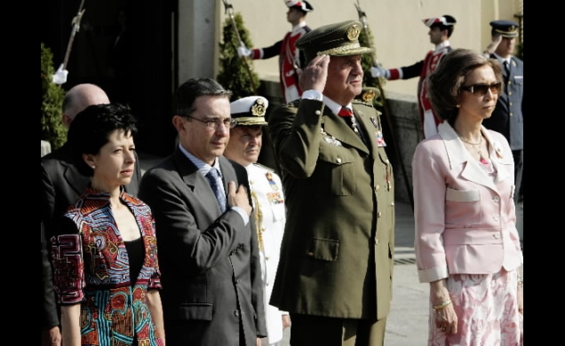 Los Reyes con el presidente de Colombia y señora