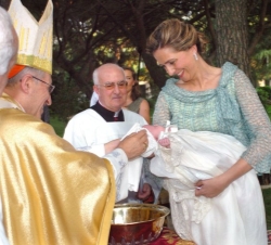 La Infanta Doña Cristina en el momento del bautizo