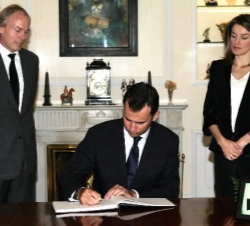 Don Felipe firma en el libro de condolencias en presencia de Doña Letizia