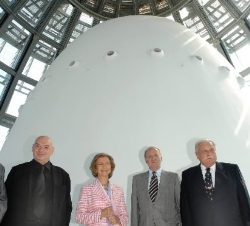 Los Reyes junto al arquitecto, el presidente de la Caixa y del grupo Agbar