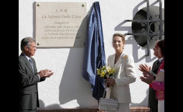 La Infanta Elena descubre la placa conmemorativa del nuevo centro