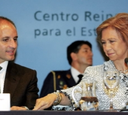 La Reina conversa con el presidente de la Generalitat, Francisco Camps, durante el Seminario.