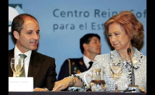 La Reina conversa con el presidente de la Generalitat, Francisco Camps, durante el Seminario.