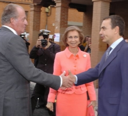 El Rey saluda al presidente del Gobierno, en presencia de Su Majestad la Reina
