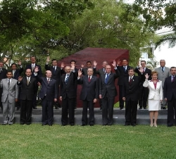 Foto oficial de la XIII Cumbre Iberoamericana de Jefes de Estado y de Gobierno. (De izquierda a derecha, arriba) El Presidente de Brasil, Luiz Inácio 