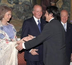 Saludo de los Reyes en la cena ofrecida por el Presidente Lagos y su esposa. Palacio de la Moneda. Santiago de Chile, 14 de enero de 2004