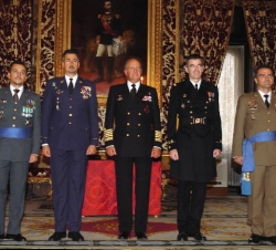 Don Juan Carlos junto a los números uno del VI Curso de Estado Mayor de las Fuerzas Armadas