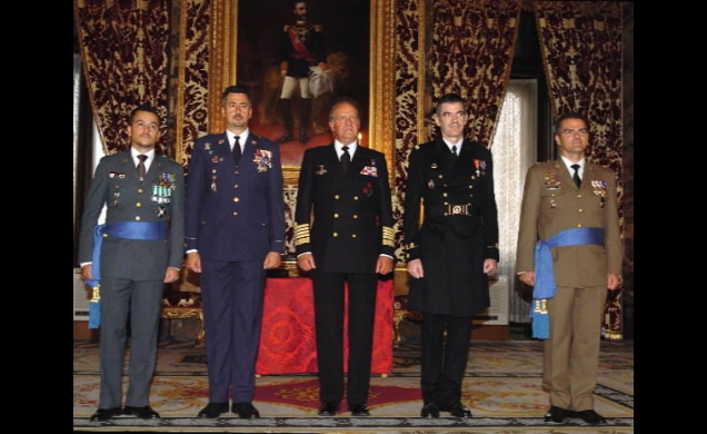 Don Juan Carlos junto a los números uno del VI Curso de Estado Mayor de las Fuerzas Armadas