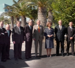 Don Juan Carlos y Doña Sofía con los miembros de la Fundación César Manrique