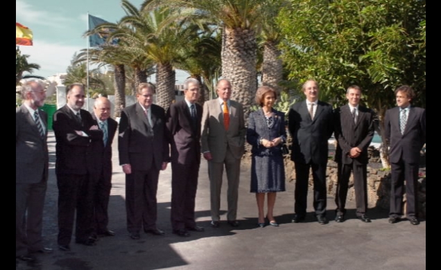 Don Juan Carlos y Doña Sofía con los miembros de la Fundación César Manrique