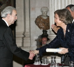 Doña Sofía entregando el premio a Juan Gelman
