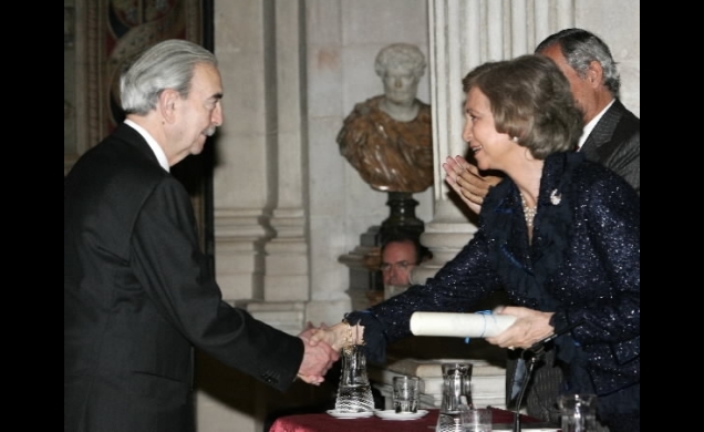 Doña Sofía entregando el premio a Juan Gelman