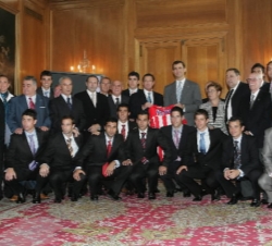 El Príncipe con el equipo del Sporting de Gijón