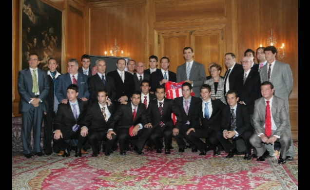 El Príncipe con el equipo del Sporting de Gijón