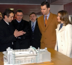 Los Príncipes de Asturias junto a la maqueta del nuevo Palacio de los Deportes.