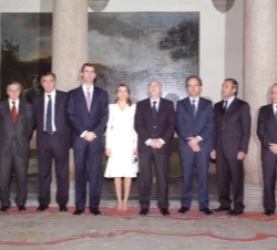 Foto de familia de los Príncipes con el ministro y los nuevos embajadores honorarios