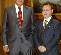Su Majestad el Rey junto al presidente de la Ciudad Autónoma de Ceuta, Juan Jesús Vivas.