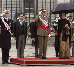 Los Reyes y el Príncipe saludan durante la parada militar en la Plaza de la Armeria