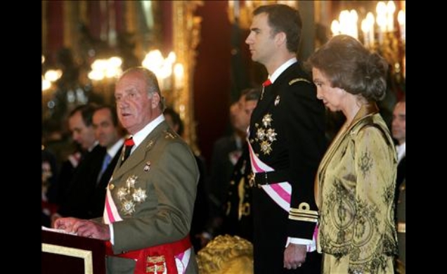 El Rey, durante su discurso, junto con la Reina y el Príncipe