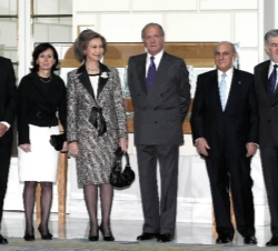 Los Reyes acompañados por el  ministro de Justicia, Juan Fernando López Aguilar, la presidenta del Tribunal Constitucional, María Emilia Casas, el pre