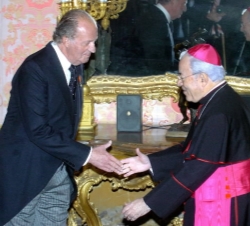 Saludo de Don Juan Carlos y el Nuncio Apostólico, Monseñor Manuel Monteiro